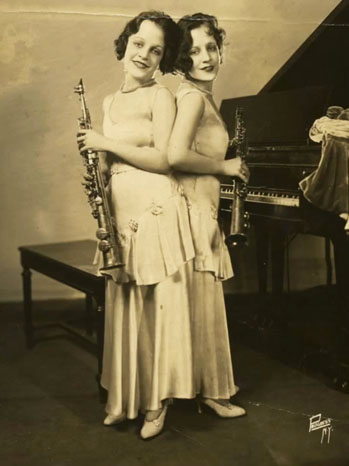 Illustration for article titled The conjoined twins who were more famous than movie stars in the 1920s